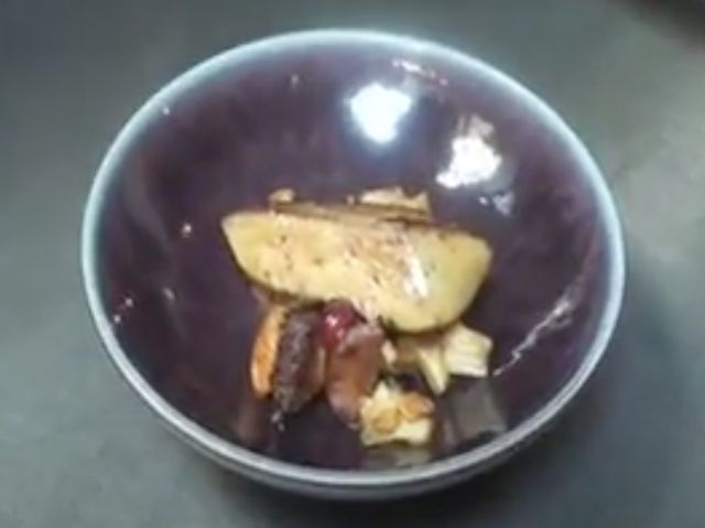 Foie gras poêlé, wok de girolles et groseilles