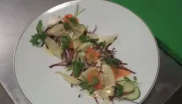 Salade de cabillaud, petits légumes et vinaigrette à l’huile de cameline