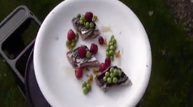 Maquereau mariné, petits pois et fraises des bois