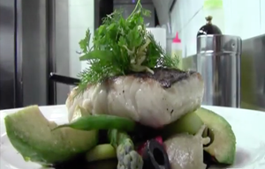 Merlu poêlé, caviar d’aubergine, petits légumes et sauce sésame noir