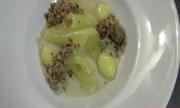 Recette crème café, crème citron, poires pochées et crumble noisettes - Les Pères Populaires - Fooding ®