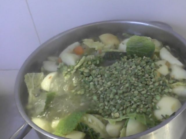 Soupe d'hiver : chou vert, pommes, pois cassés