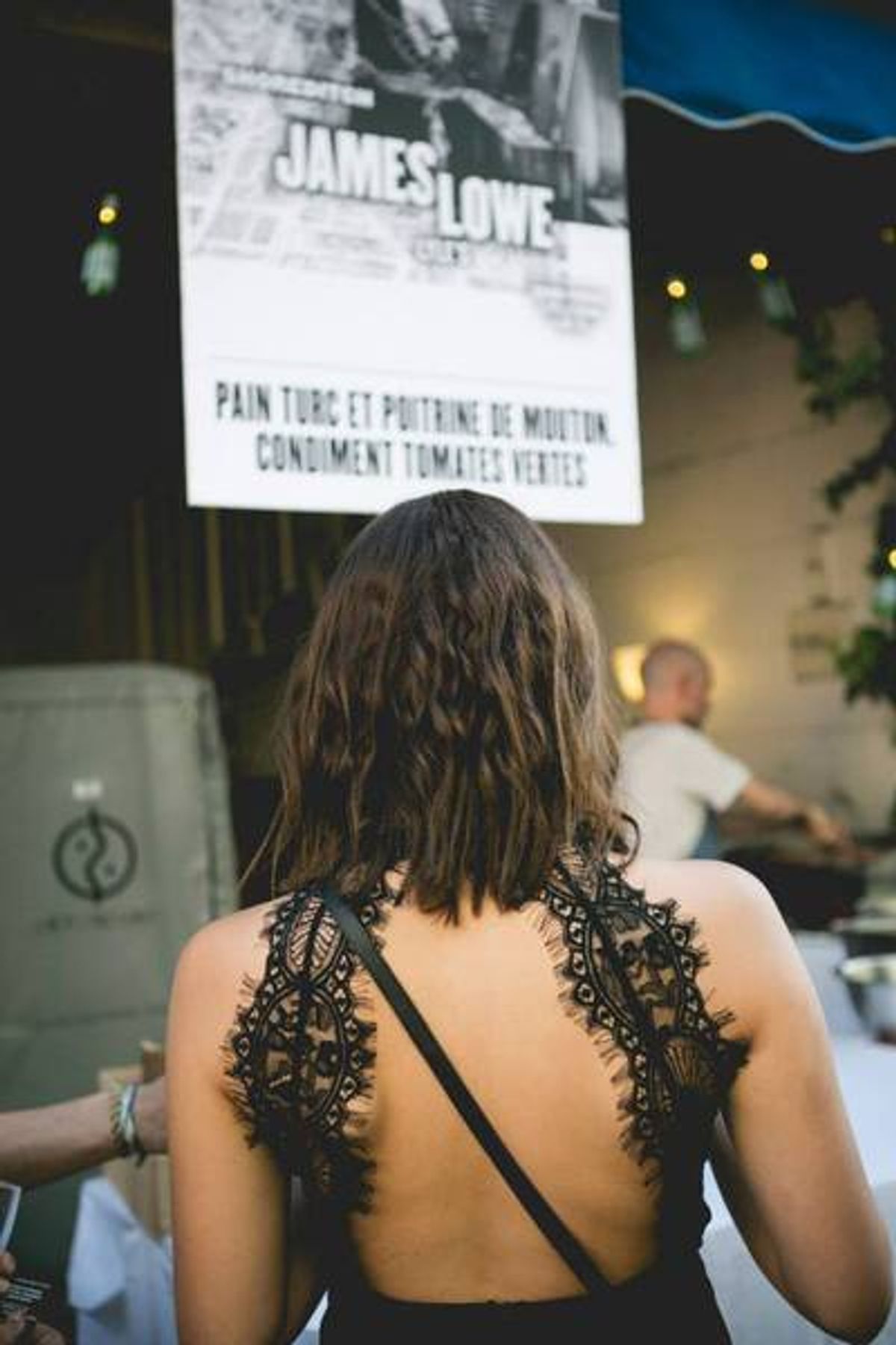 Une jeune femme devant le stand de James Lowe (Lyle's)