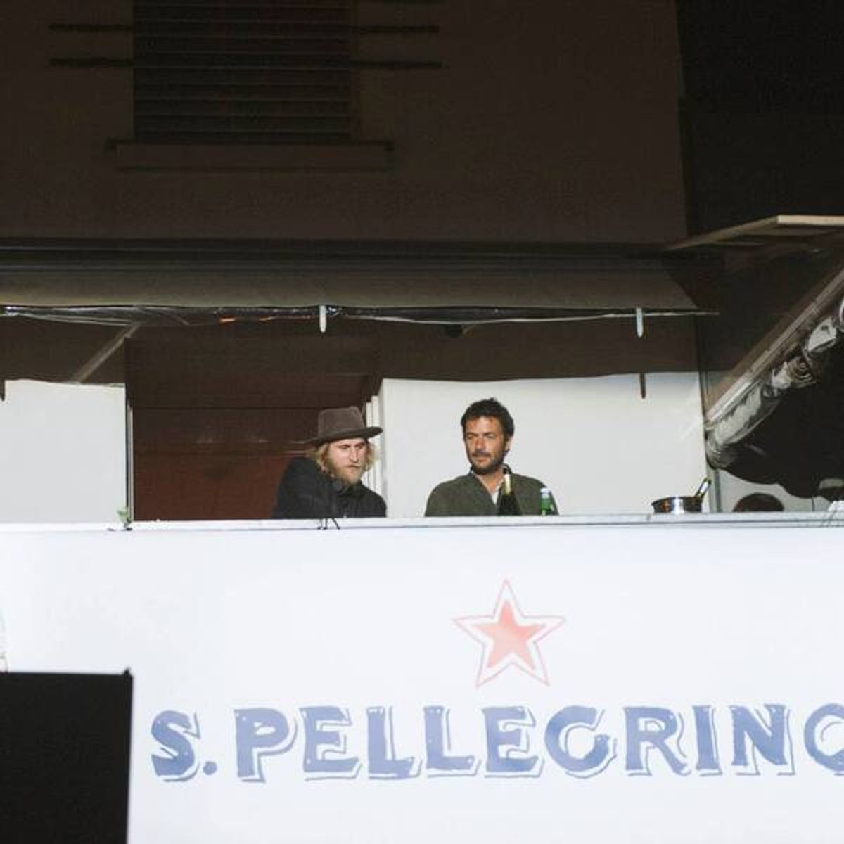 Superpitcher et Philippe Zdar (Cassius) sur la terrasse de Ma cocotte