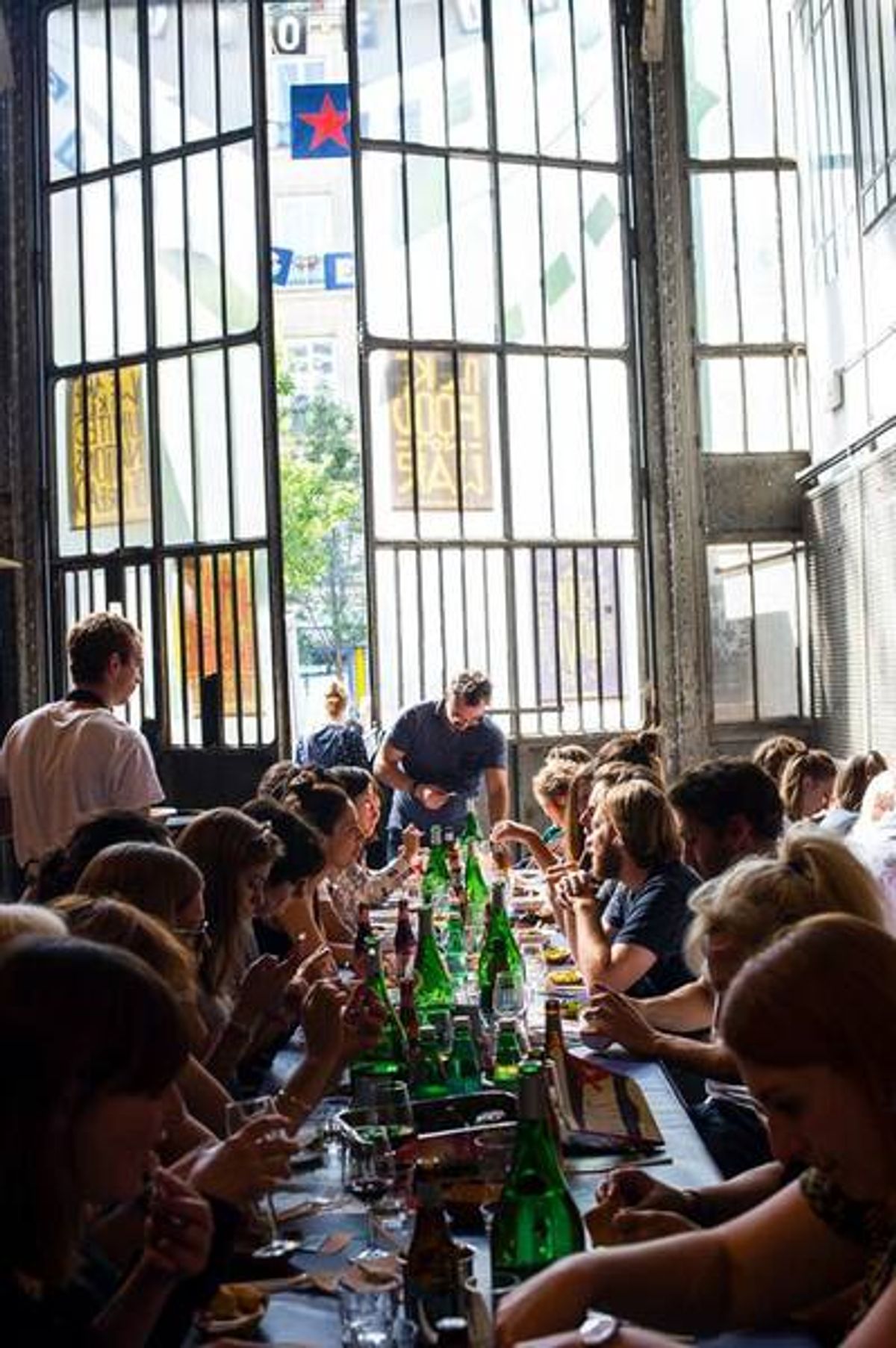 Les convives attablés 