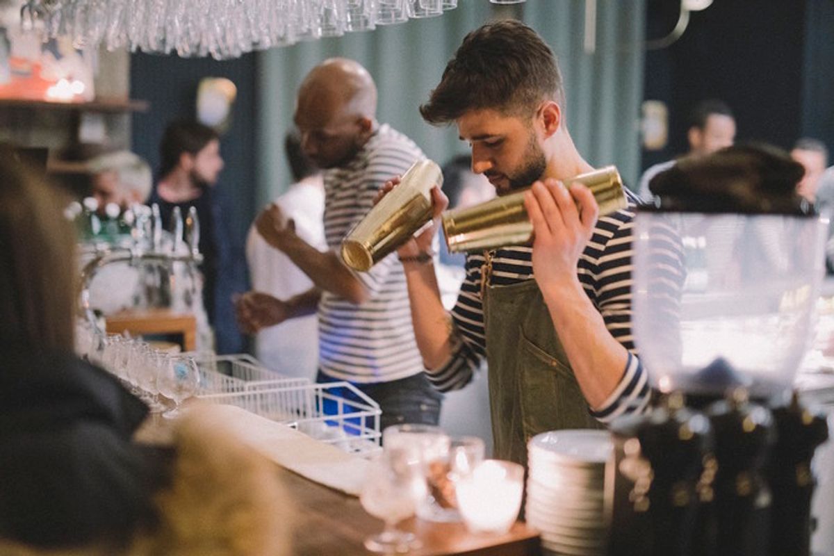 After au Daroco : Thibault Méquignon en pleine préparation du cocktail au sirop de café Nespresso  à la fève de tonka, vodka infusée au cacao