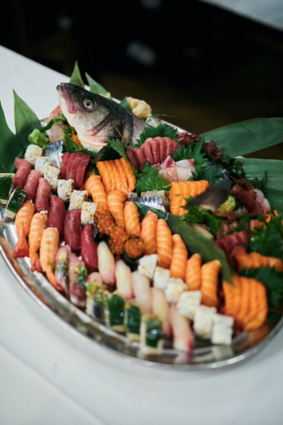 Sushis et sashimis par Cyril Lignac. Le Bar des Prés