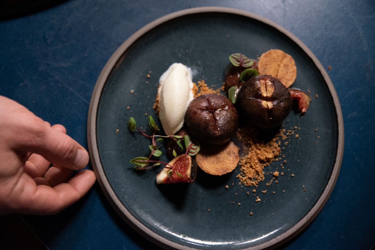 Figues fraîches et rôties, crème glacée au miel chez Belle Maison