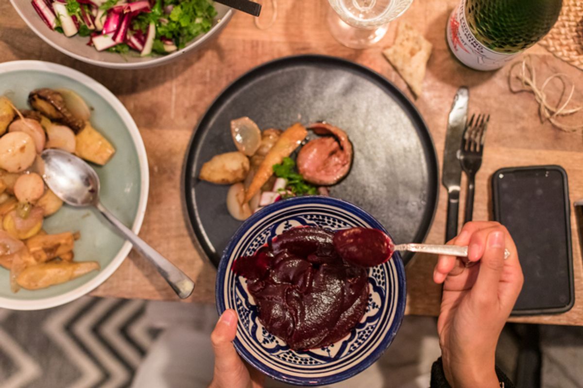 Selle d'agneau farcie, légumes racines, poire rôtie, jus d'agneau et salade d'herbes d'Alexia Duchêne