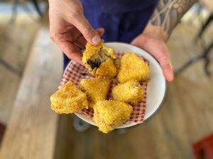 ​Camembert frit à l’ail noir