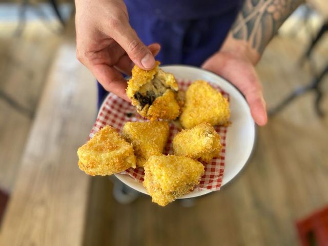 Camembert frit à l’ail noir