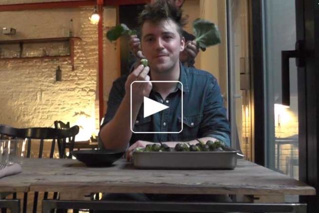 Choux de bruxelles grillés, jambon de bœuf et mayonnaise fumée au foin