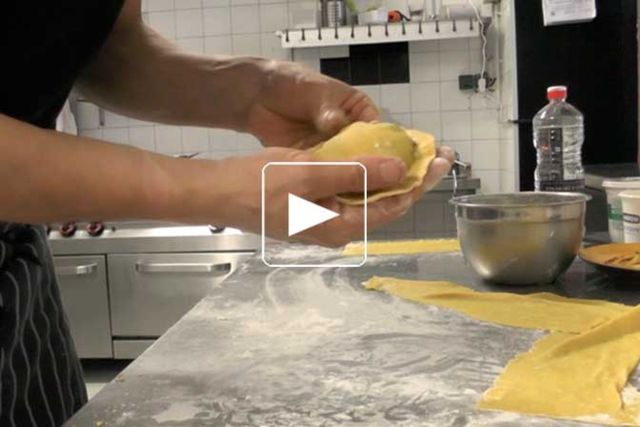 Raviole de boudin noir, condiment et émulsion maïs