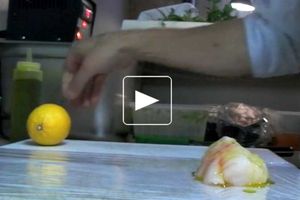 Queue de lotte marinée aux zestes de citron, petit pois et cosses au sésame