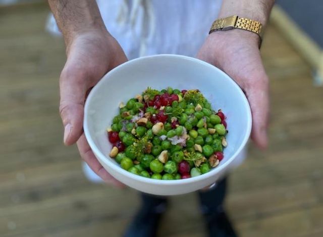 Petits pois, groseilles, noisettes et beurre blanc