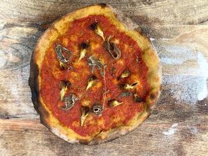 La pizza sans gluten aux artichauts et anchois