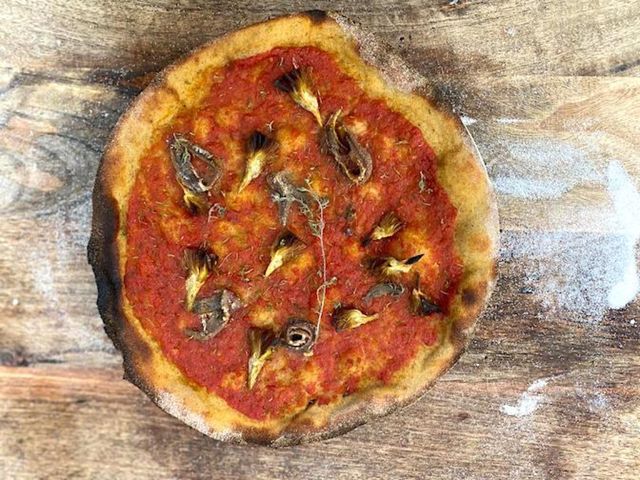 La pizza sans gluten aux artichauts et anchois