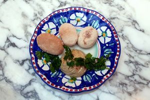 Houmous de lentilles blondes, huile au persil, pain libanais