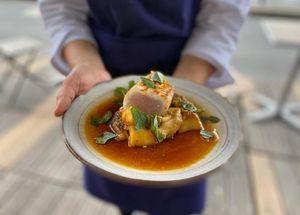 Thon mi-cuit, aubergine fumée et sauce soja piquante