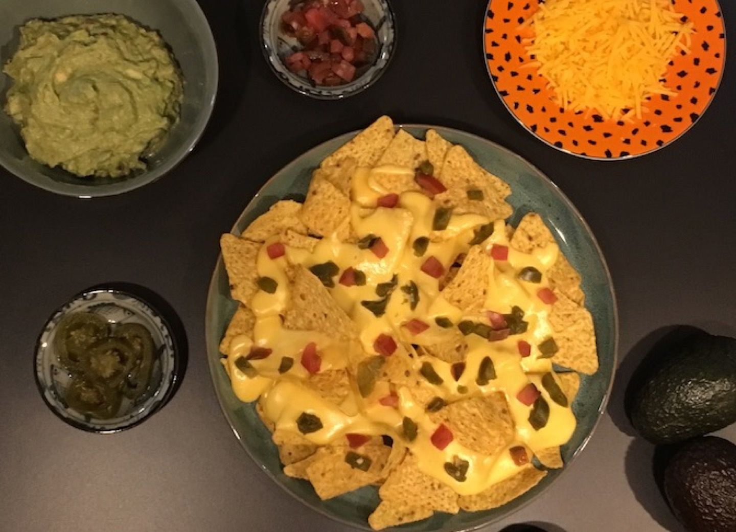 Recette "Apéro nachos au cheddar fondu, jalapeños, guacamole" - Fooding ®