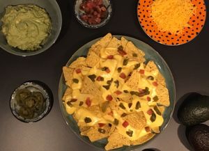Apéro nachos au cheddar fondu, jalapeños, guacamole
