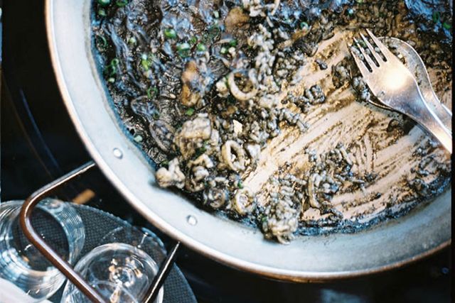 Le riz noir en paëlla