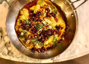 Oeufs brouillés, œufs de cabillaud fumés et chili crispy