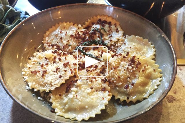 Ravioles poire, amaretto, speck