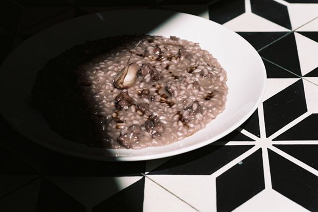 Le risotto au vin rouge et à la saucisse