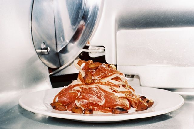 Le jambon et amandes grillées