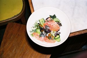 La truite de banka, concombre en style kimchi et sauce anchois