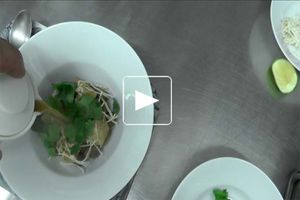 Bouillon de champignons de Paris et foie gras de canard
