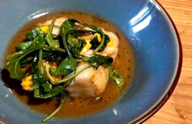 Saint-jacques, pickles de butternut et bouillon de barbes à la capucine