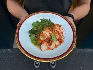 Poulet pimenté, salade de papaye, concombre et daïkon