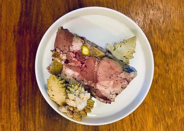 Terrine de foies de volailles, abricots et pistaches