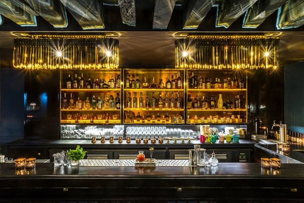 11B Rue Delambre – Un bar de nuit confidentiel et légendaire caché à Montparnasse, inchangé depuis les années 1930 et temple du jazz feutré.