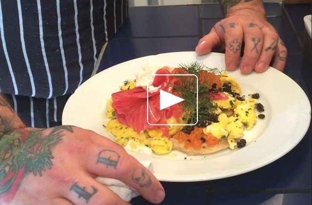 Oeufs brouillés, saumon fumé maison, crumble de boudin noir