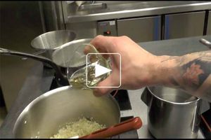 Risotto à la crème de fane, légumes crus, éclats de mozzarella fumée et jus corsé