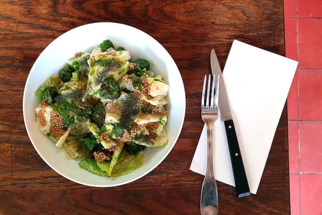 Salade césar aux escargots et au gin tonic