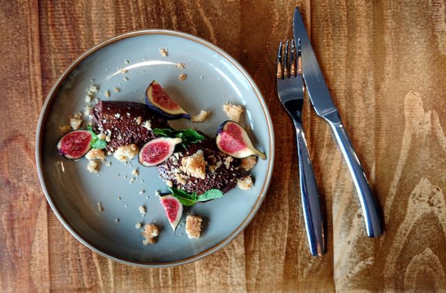 Mousse au chocolat et fruits de saison