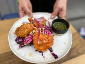 ​Golden beignets de truite, salade vietnamienne et sauce nuoc cham