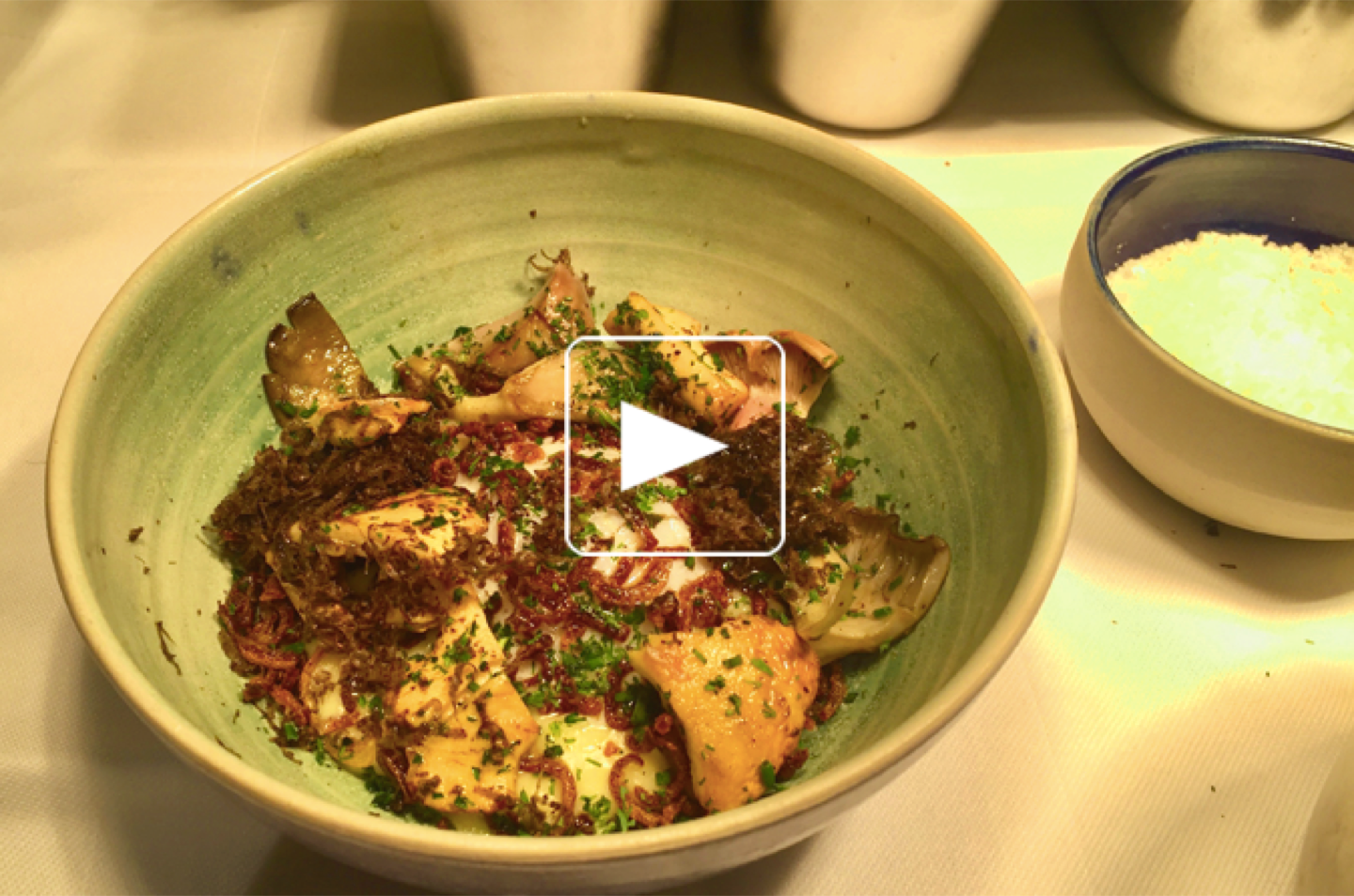 Recette oeuf parfait, échalote frite, purée de pommes de terre fumée aux herbes - Bonhomie - Fooding