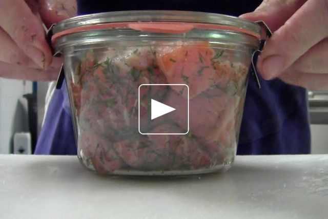 Saumon gravlax et sauce moutarde et aneth