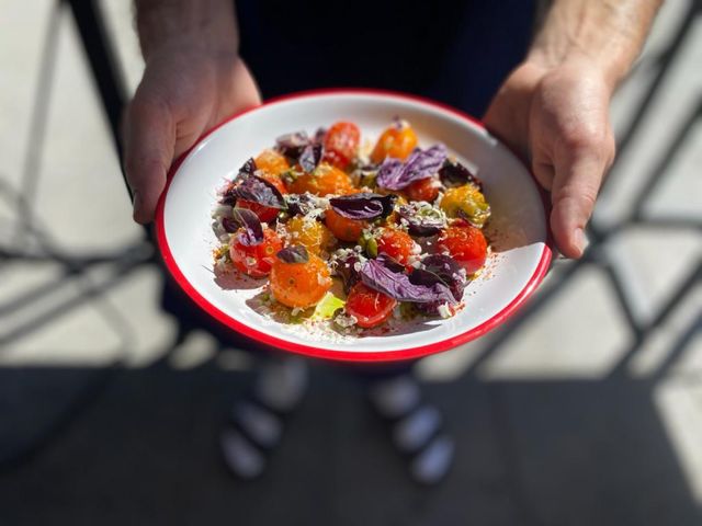 Salade de tomates confites, cerises pickles et ricotta salata