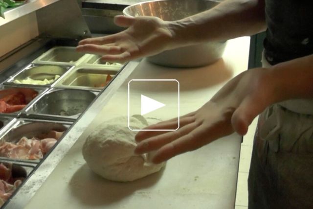 Piadina tomates, mozza, salinu, porchetta