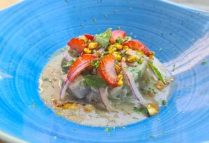 Ceviche de daurade, leche de tigre aux fraises, maïs grillé et verveine
