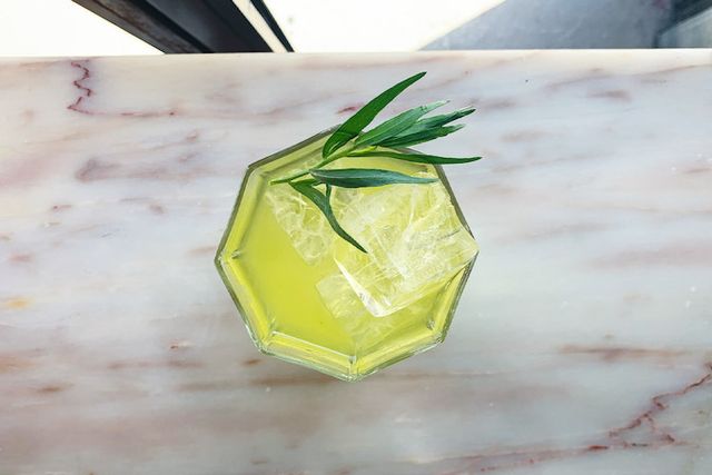 Saison du Taureau : gin, liqueur de sureau, gentiane et jus de citron, twisté à l’estragon frais
