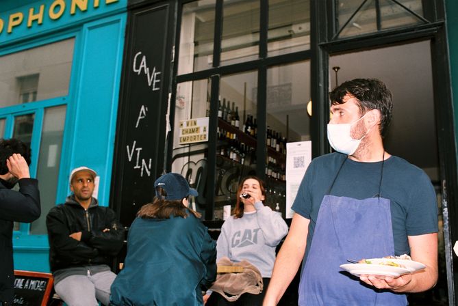 Le regard mi-inquiet mi-déter' d'un cuistot-caviste dont on est en train d'écluser la carte. (La Cave à Michel)