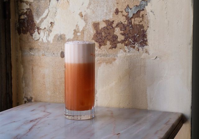 Saison des Cancer : gin, jus de citron, blanc d’œuf et fruits rouges