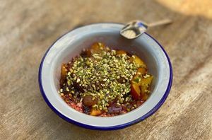 Halva aux pistaches, yaourt grec, fruits et jallab